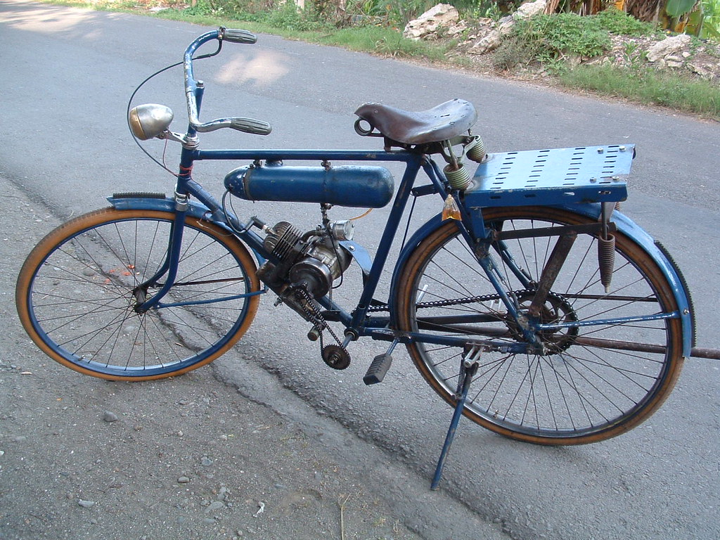 VTT tout-suspendu en réparation sur un pied d'atelier vélo