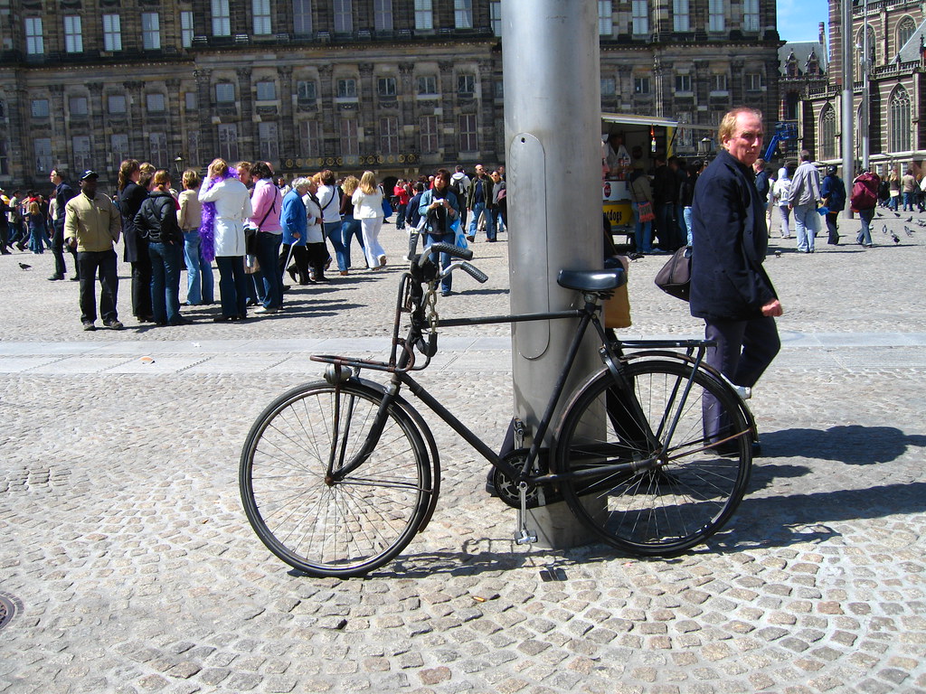 Roue de vélo et rayons en gros plan dans l'atelier